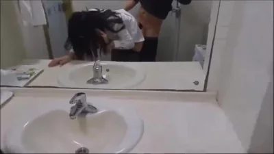 玩的就是刺激 出来逛街带到卫生间里操 不敢发出声音 太刺激了