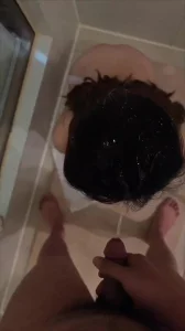 尿浴母狗，给母狗洗头